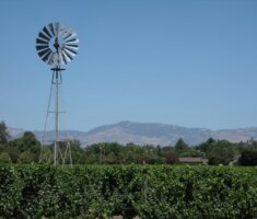 linda-pomerantz-zhang-rural farm Owens Valley CA unsplash