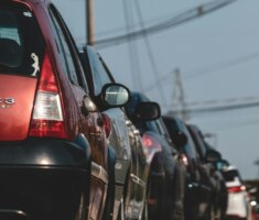 eduardo-soares-cars traffic line-unsplash